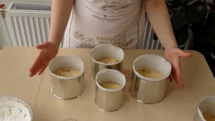 A sütemény elkészítéséhez tegye a tésztát az öntőformába