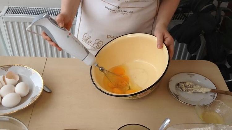 Eier schlagen, um einen Kuchen zu backen