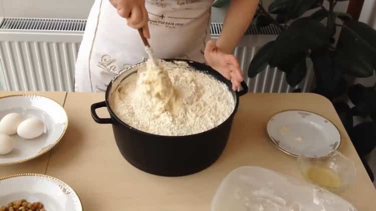 За готвене на торти, пресейте брашно
