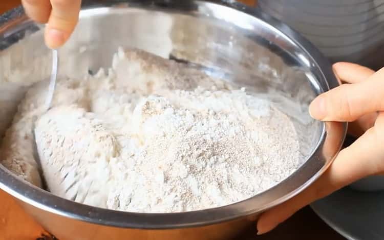 Um einen Kuchen ohne Hefe auf Kefir zuzubereiten, sieben Sie das Mehl