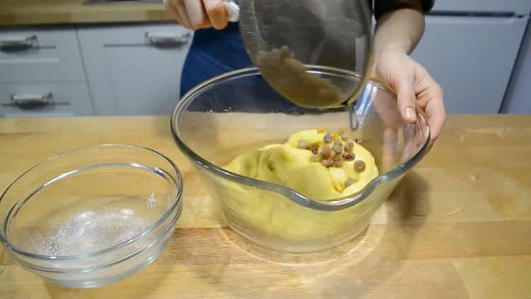 Um einen Vanillepuddingkuchen zu machen, kneten Sie den Teig