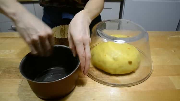 A pudingtorta elkészítéséhez tegye a tésztát a próbatestre