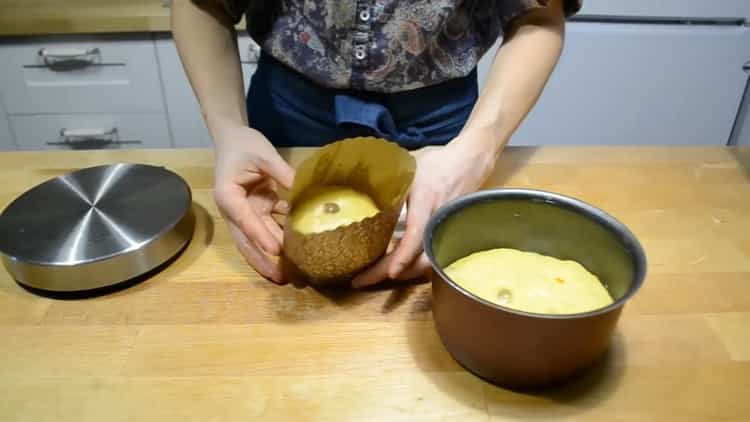 Tejszínes torta készítéséhez tegye a tésztát az öntőformába