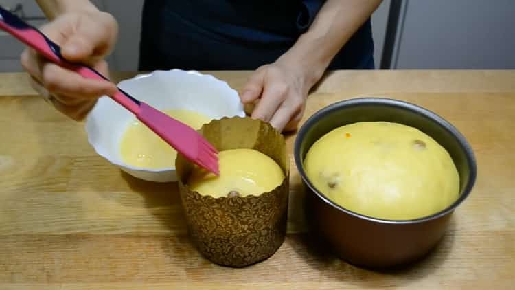 Για να κάνετε μια κέικ κρέμας, λιπαίνετε τη ζύμη με ένα αυγό