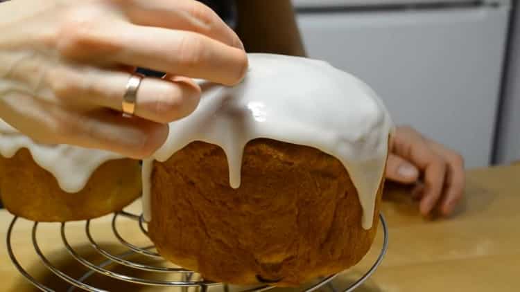 Per preparare una torta alla crema, prepara la glassa