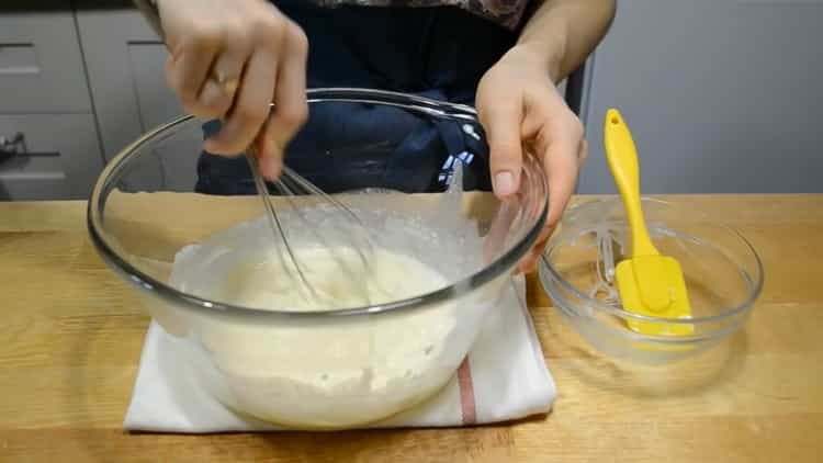 A puding torta elkészítéséhez készítsen tésztát