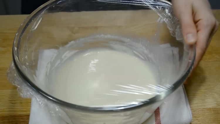 Um einen Vanillepuddingkuchen zu machen, legen Sie den Teig unter die Folie