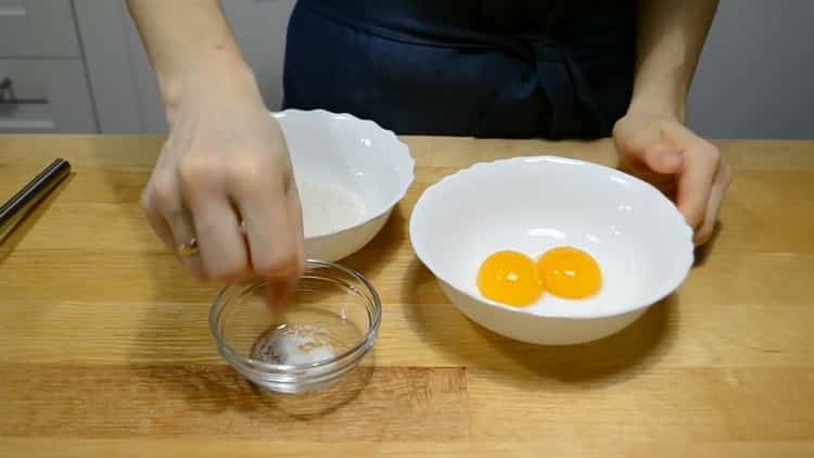 لعمل كعكة الكسترد ، افصل البيض عن صفار البيض