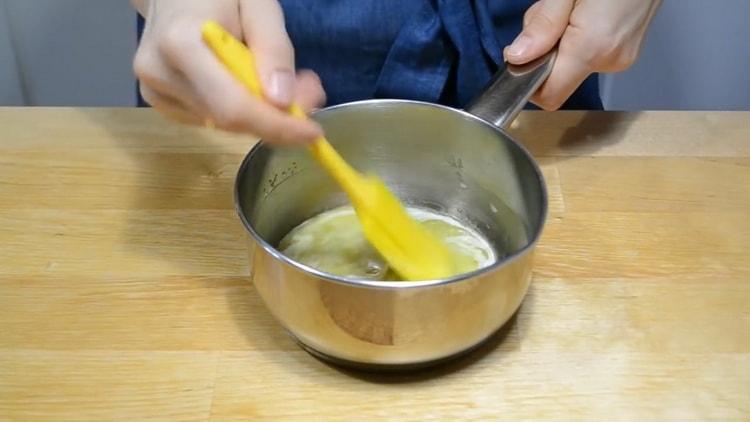 Um einen Vanillepuddingkuchen zu machen, schmelzen Sie die Butter