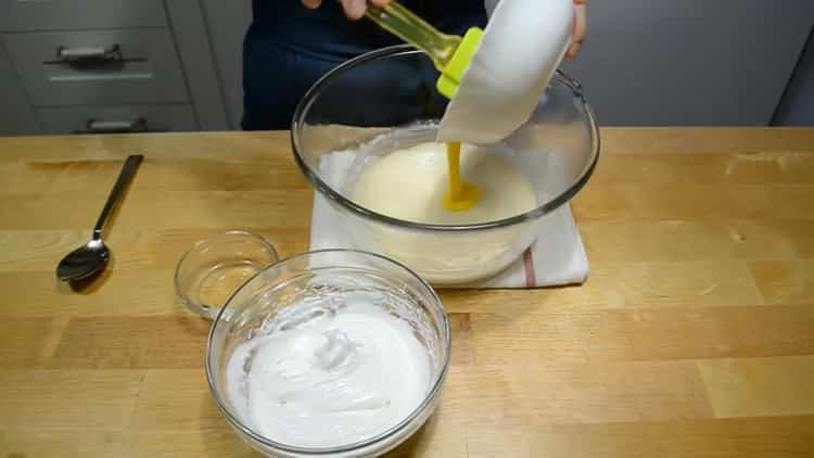 Kombinieren Sie die Zutaten, um einen Vanillepuddingkuchen zu machen