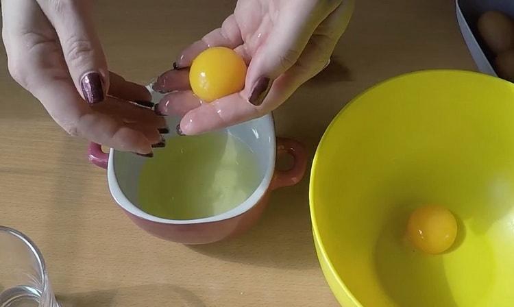 لتحضير كعكة على صفار البيض ، اخلطي المكونات