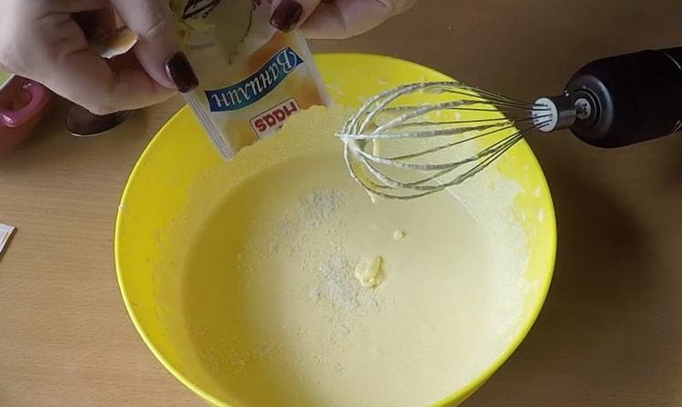 За да направите торта върху жълтъците, пресейте брашното