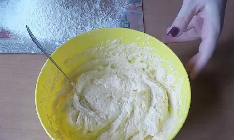 За да приготвите торта върху жълтъците смесете съставките