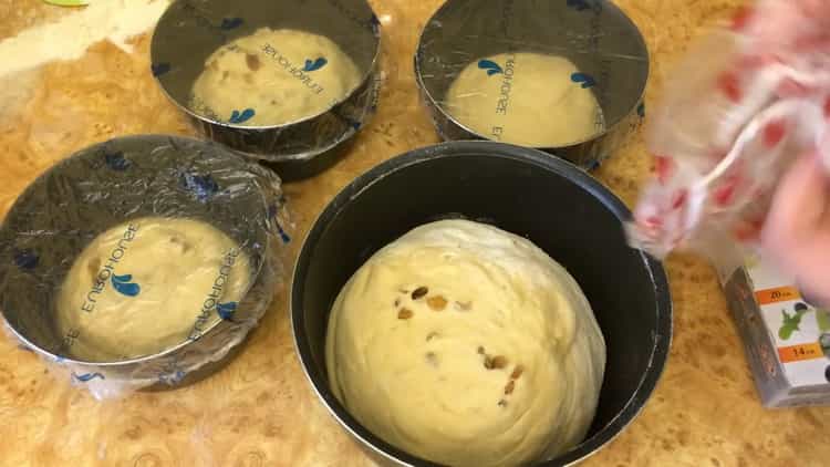 Um Kuchen für Sauerteig vorzubereiten, bereiten Sie eine Form vor