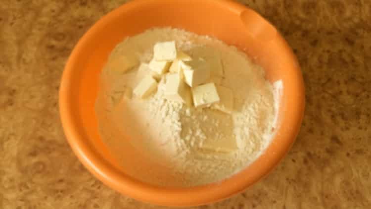 Um einen Sauerteigkuchen zuzubereiten, bereiten Sie die Zutaten vor