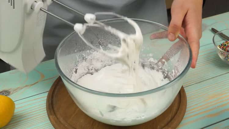 Per preparare una torta su kefir, prepara la glassa