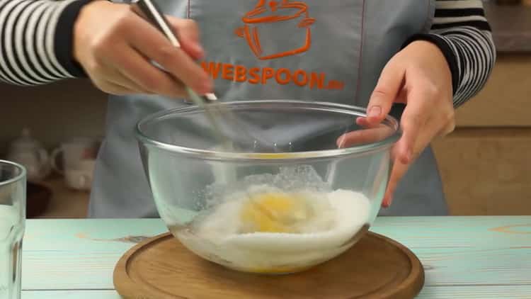Um einen Kefirkuchen zu machen, mischen Sie die Zutaten
