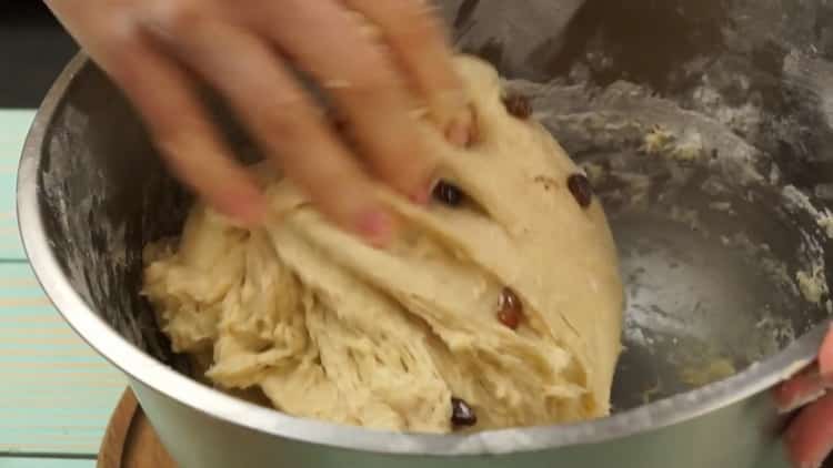 Torta készítéséhez joghurton szitáljuk lisztet
