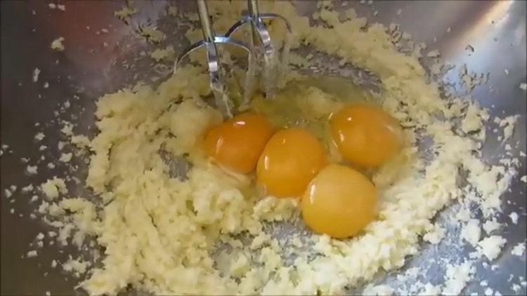 Per preparare la torta pasquale per il re, aggiungi le uova