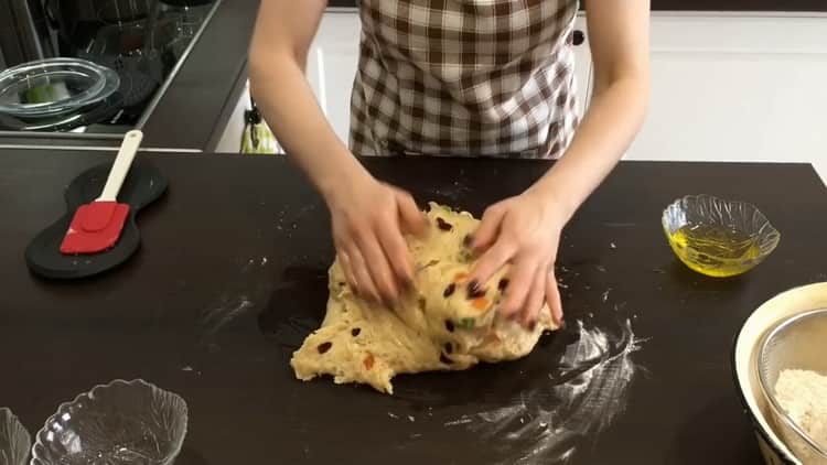 Cukrozott gyümölcsből készült sütemény készítéséhez dagasztja a tésztát