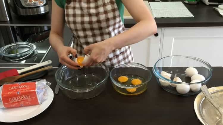 Um einen Kuchen mit kandierten Früchten zu backen, trennen Sie den Belkt vom Eigelb