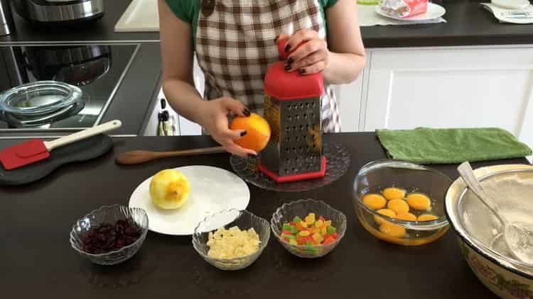 Για να κάνετε μια τούρτα με ζαχαρωμένα φρούτα, ετοιμάστε τη φασαρία