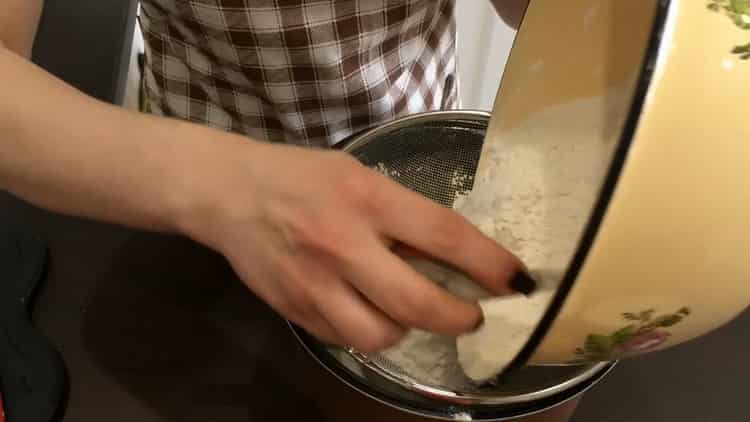 За да направите торта с захаросани плодове, добавете брашно