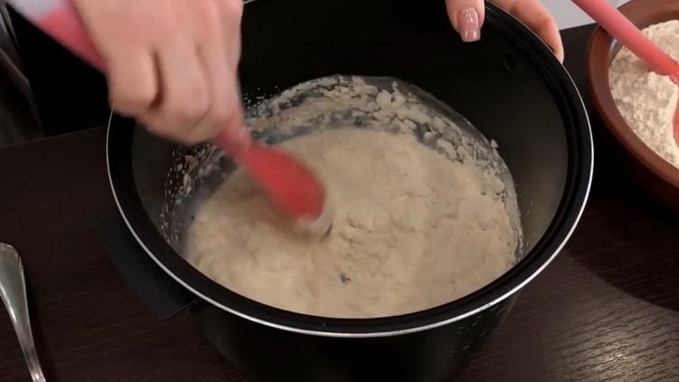 لصنع كعكة في طباخ بطيء ، اخلطي المكونات