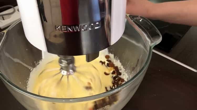 Voeg gedroogd fruit toe om een ​​cake te maken in een slowcooker