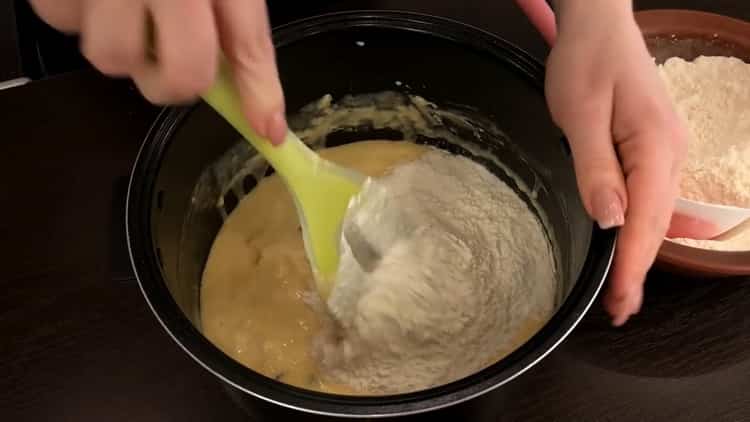 Um einen Kuchen in einem langsamen Kocher zu machen, kneten Sie den Teig