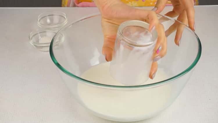 Για να μαγειρέψετε λευκά λευκά με κιμά, ζεστάνετε το γάλα
