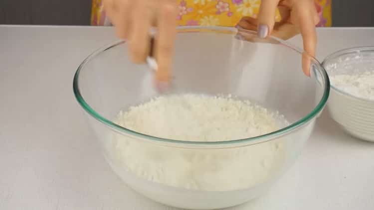 Laiskavalkoisten valmistamiseksi jauhelihalla seulota jauhot