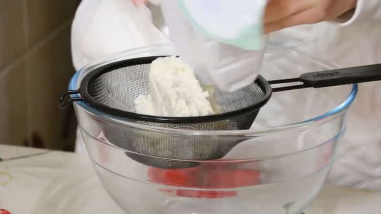 Για την προετοιμασία των τεμπέλης ζυμαρικών, ετοιμάστε τα συστατικά