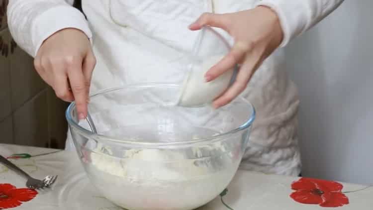 Szitálj lisztet lusta gombóc készítéséhez