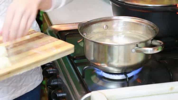 Για να κάνετε τεμπέλες ζυμαρικά, βράστε το νερό