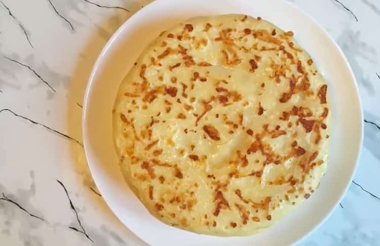 Khachapuri pigro con formaggio in una padella secondo una ricetta graduale con foto