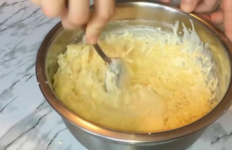 lusta Hanuriki elkészítéséhez reszeljük sajtot