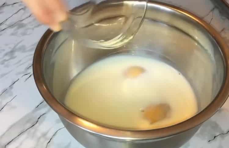 Faules khachapuri mit Käse in einer Wanne kochen
