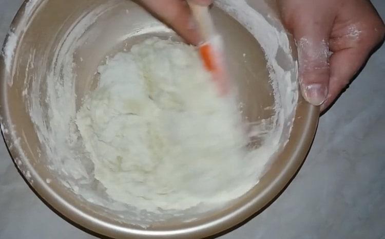 За да направите плоски питки във фурната, добавете брашно