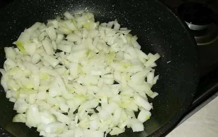 لعمل كعكات مسطحة في الفرن ، اقطع البصل