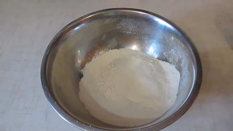 Um Tortillas anstelle von Brot in einer Pfanne zuzubereiten, bereiten Sie die Zutaten vor