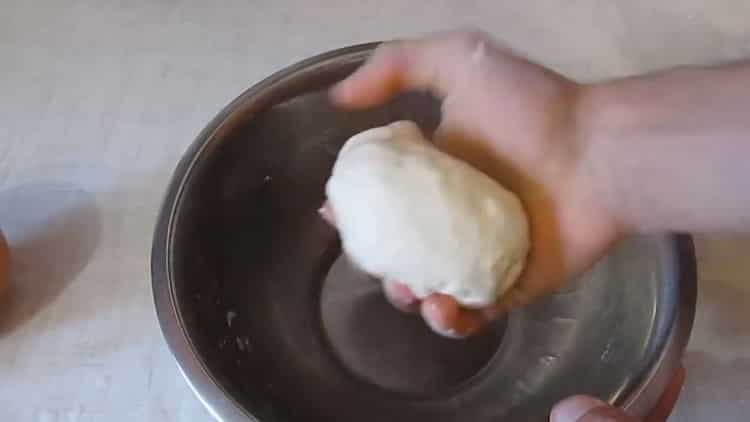 Um Fladen anstelle von Brot zu backen, kneten Sie den Teig in einer Pfanne