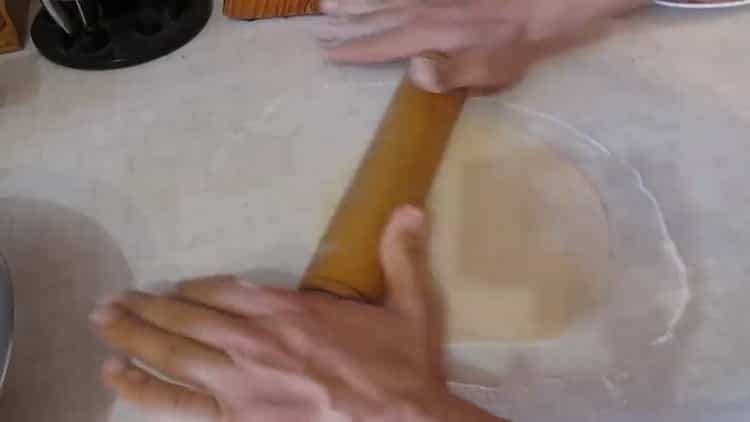 Per preparare torte piatte, arrotolare la pasta anziché il pane in una padella