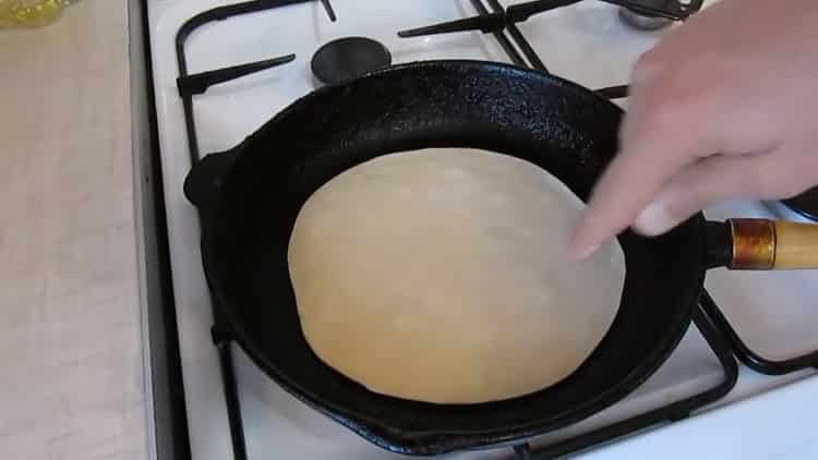 Ha egy serpenyőben kenyér helyett lapos süteményeket készít, melegítse fel a serpenyőt