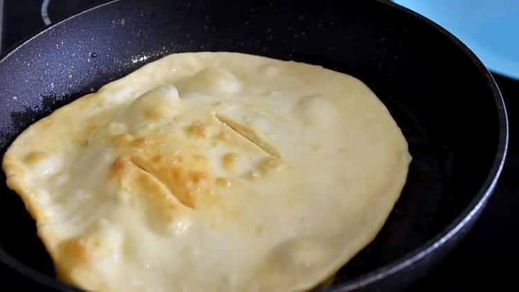 Wie man leckere Tortillas aus Mehl und Wasser in einer Pfanne kocht