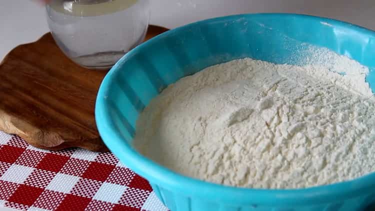 За да направите брашни тортили в тиган, пресейте брашното