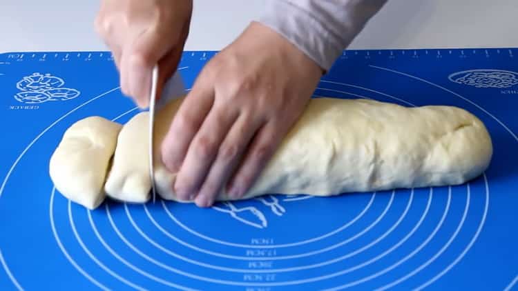 За да направите тортили в тиган, нарежете тестото