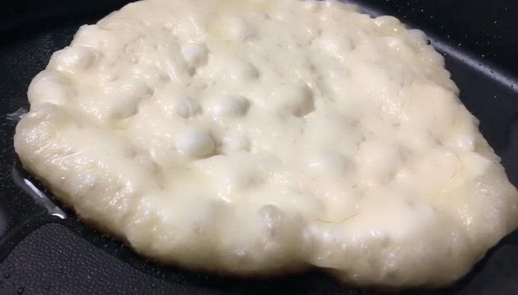 Per preparare le torte di lievito, friggere l'impasto in una padella