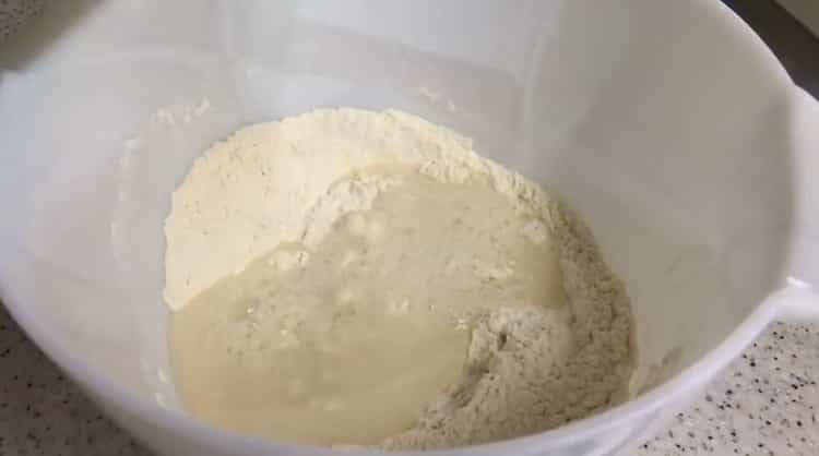 Per preparare le torte di lievito in una padella, mescolare gli ingredienti.