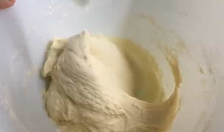 Per preparare le torte di lievito in una padella, preparare gli ingredienti per l'impasto.